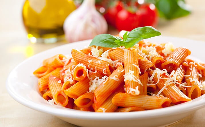 Cómo hacer una cena romántica inolvidable Una pasta con queso parmesano para una cena romántica.