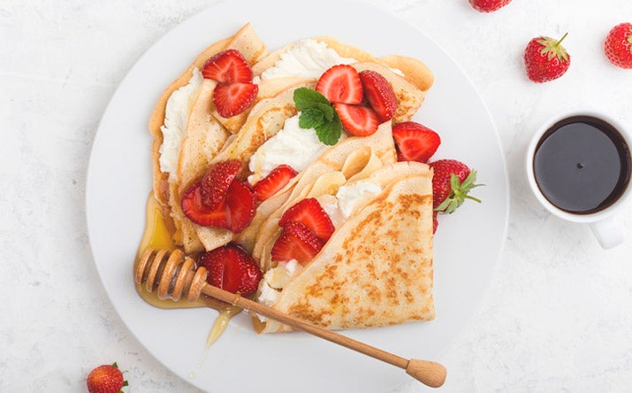 Desayuno de cumpleaños para celebrar en casa Desayuno crepe con fresas y miel