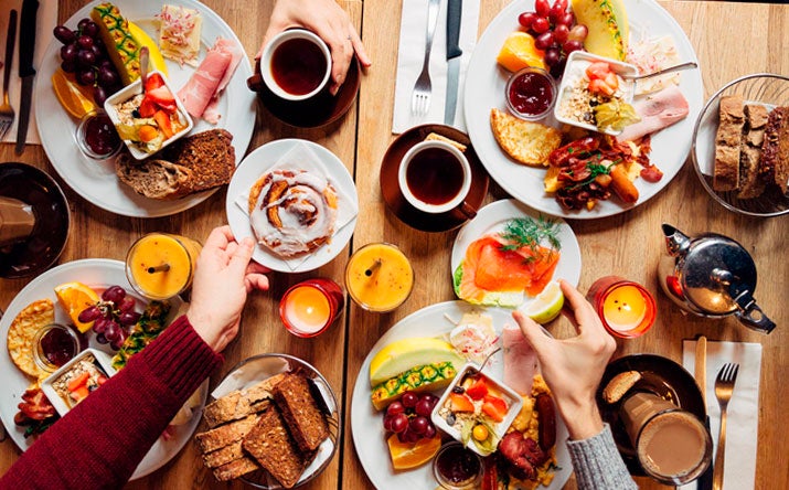 Cómo montar una mesa de desayuno sencilla?