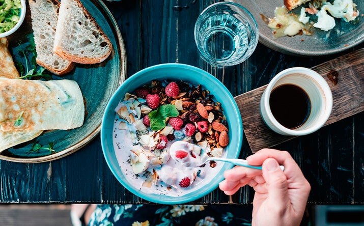 28 desayunos rápidos y fáciles de preparar Bowl de frutas, nueces y yogurt, unos de los desayunos fáciles y rápidos