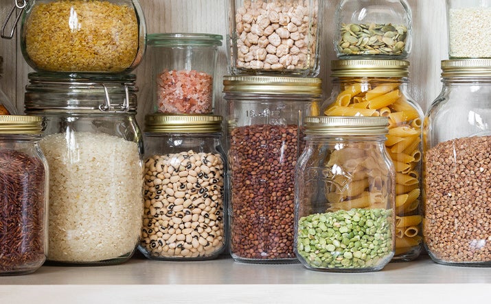 Cómo ordenar tu alacena Alacena con frascos llenos de legumbre y cereales
