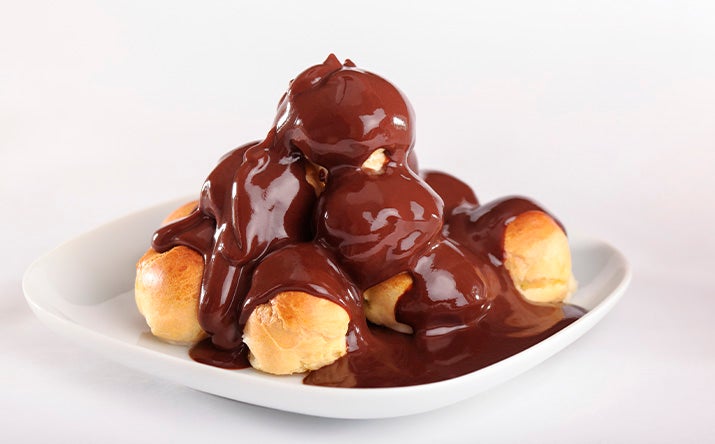 11 salsas caseras que puedes preparar con pocos ingredientes Profiteroles con salsa casera de chocolate