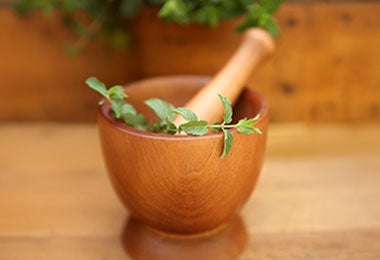 Yerba mate sin moler dentro del mate.