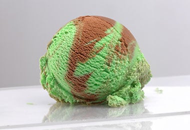 Bola de helado hecho a base de yerba mate.