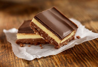 Nanaimo Bars, papel manteca. Nanaimo Bars sobre papel manteca.