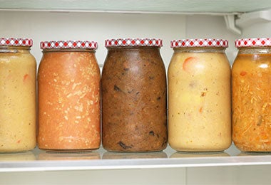 Alimentos preparados en envasado artesanal. Alimentos preparados en envasado artesanal casero.