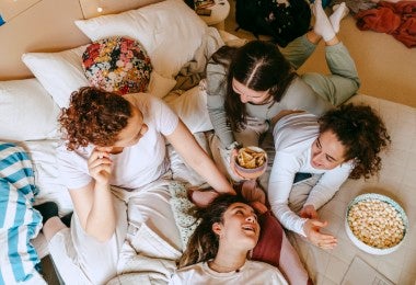 Amigas comiendo comida con fibra.
