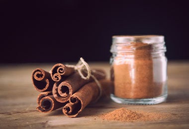 Canela para aceite de canela. Canela para aceite de canela sobre mesa de madera