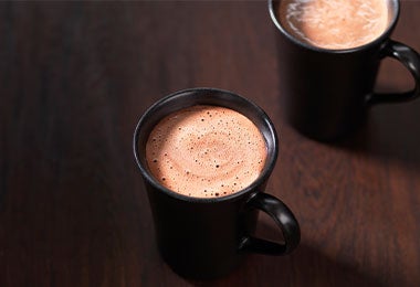 Chocolate caliente con espuma. Chocolate caliente con espuma hecho con un molinillo.