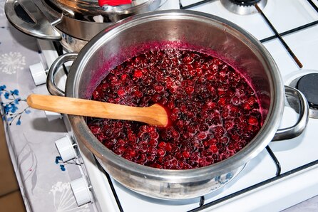Cocinando con un cazo mermelada.
