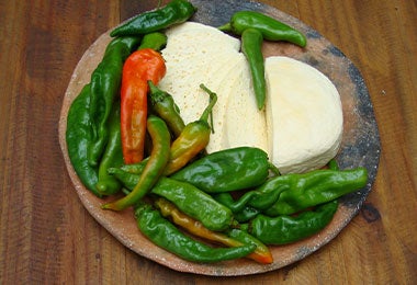 Comal de barro con tortillas. Comal de barro, con tortillas y chiles.