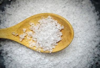 Cuchara con sal gruesa. Cuchara con sal gruesa.