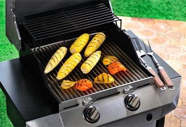 Espátulas de metal cocinando al aire libre. Espátulas de metal cocinando al aire libre.