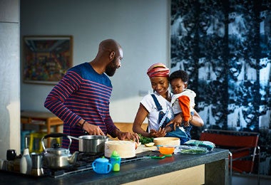 Familia aprendiendo a preparar rondó. Familia aprendiendo a preparar rondón en casa.