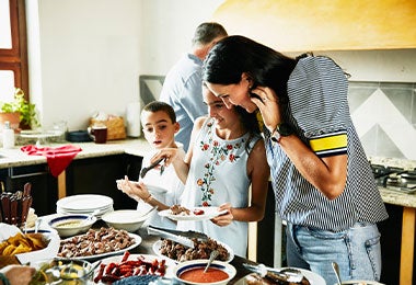 Familia cenando rondón. Familia cenando rondón caribeño casero.
