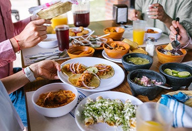 Familia disfrutando de comida hecha en comal de barro. Familia disfrutando de comida hecha con comal de barro.