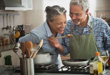 Familia usando cuajo para queso. Familia usando cuajo para queso en su cocina.