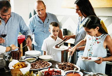 Familia cenando machuca garífuna. Familia cenando machuca garífuna casera.