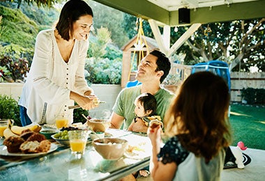 Familia disfrutando de su comida con níspero.