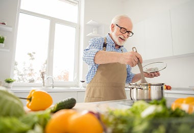 Hombre usando cuajo para queso. Hombre usando cuajo para queso en su cocina.