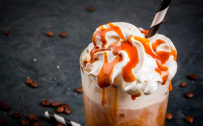 Frapuccino de caramelo con crema batida.