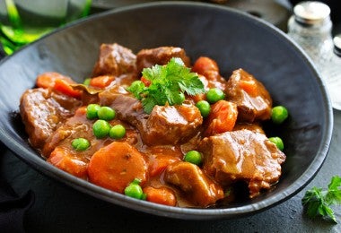 Lomo de cordero con adobos de romero, tomillo, ajo y aceite de oliva virgen extra, listo para la parrilla.