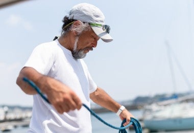 Adulto pescando en el mar.