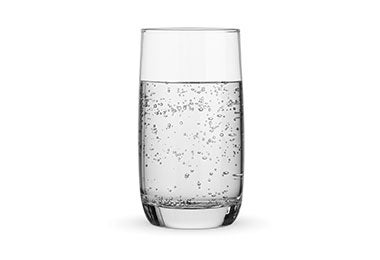 Bebida refrescante con agua carbonatada