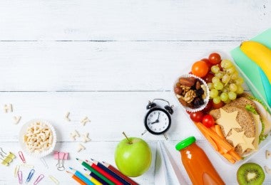 Lonchera variada con frutas, vegetales y snacks balanceados para alimentación escolar