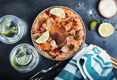 Olla de arroz con pollo sazonada con achiote.