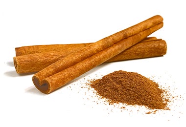 Ramas y polvo de canela.