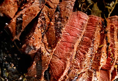 Tiras de carne asada en budare.