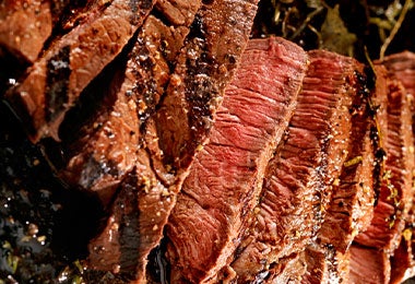 Carne magra jugosa en el asador