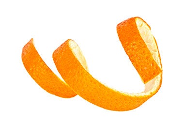Residuo orgánico de cáscara de mandarina cortada en tira.