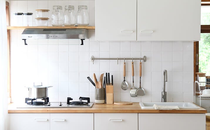 Cocina organizada con porta utensilios
