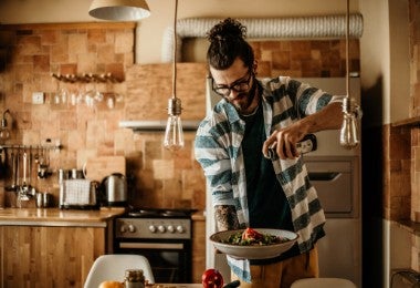 Hombre cocinando con vinagre blanco.