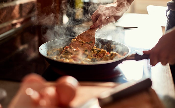 Cocinar en sartén y quitar grasa de la cocina