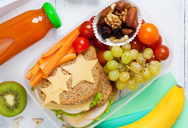 Frutos secos, frutas picadas, frutas y un sándwich, excelentes comidas para viajes.