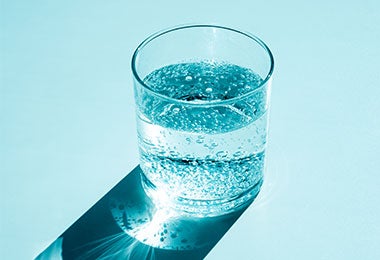 agua carbonatada en un vaso frío
