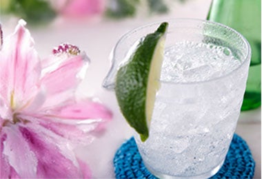 Bebida refrescante con agua carbonatada