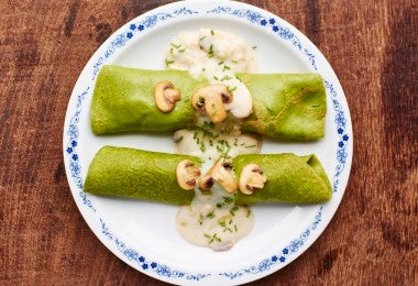 Crepes de espinacas verdes, champiñones y salsifí.
