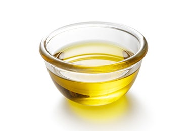 Pequeño tazón de aceite de cocina.