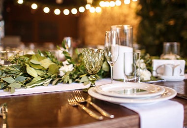 Mesa con flores y copas para montar una mesa formal al aire libre