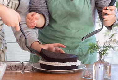 Delicioso pastel de vainilla decorada en merengue italiano