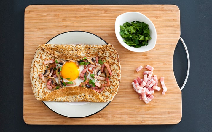Un desayuno casero de tortilla con huevo.