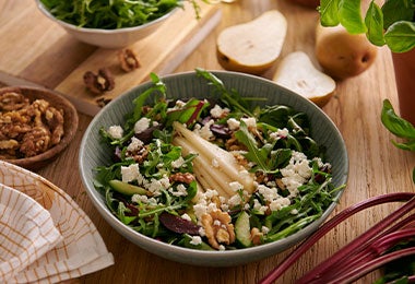 Bowl de ensalada de vegetales con chayote.