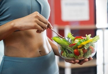 Mujer implementando ensaladas en su menú saludable.