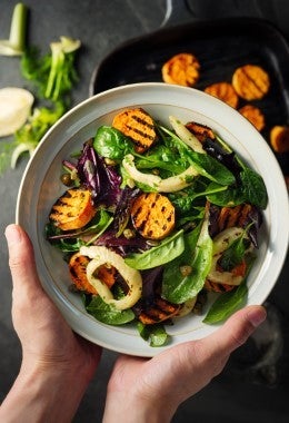 Ensalada de acelga con camote asado, hinojo y espinacas