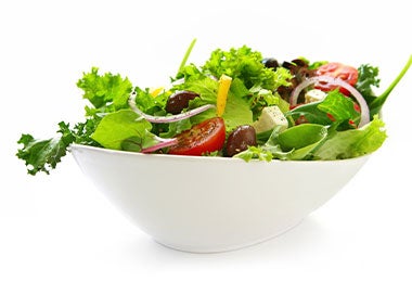 Ensalada verde con lechuga, tomate, cebolla y sábila.