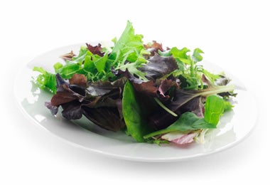 Mezcla de escarola fresca y otras hojas verdes servidas
